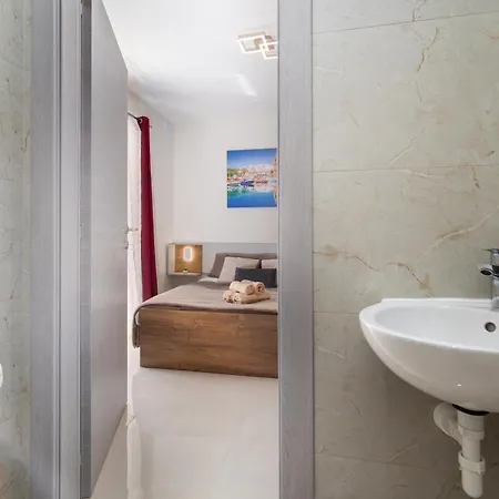 Daire Edka - Modern Sunlit 2bd With Balconies - Close To Sliema Promenade, St Julian's & St Georges Bay