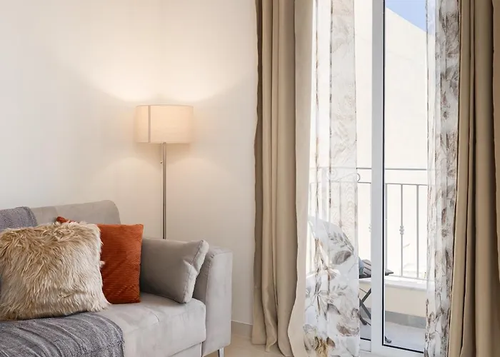 Edka - Modern Sunlit 2bd With Balconies - Close To Sliema Promenade, St Julian's & St Georges Bay